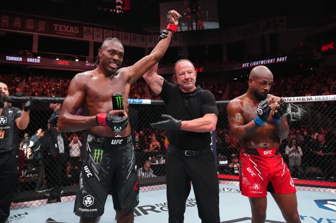 انتقادها از داوری مبارزه بابی گرین و جیلین ترنر به خاطر متوقف نکردن مبارزه + ویدئو