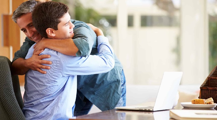 حل اختلاف پدر و پسر ـ پدر و پسری که یکدیگر را در آغوش گرفته‌اند