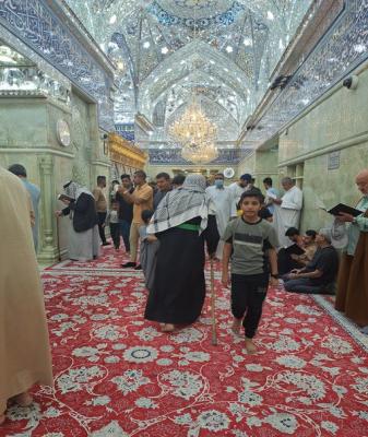 تصویری از یک پیرمرد در حرم سیدالشهدا (ع) که اشک همه را در آورد