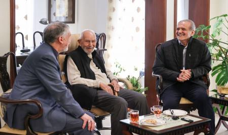 ملاقات ویژه پزشکیان با استاد محمدعلی موحد+عکس