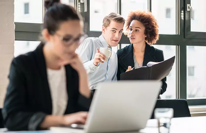 1743442271 452 ۵ راه برای مقابله با همکار حسود در محل کار دانستنی.webp