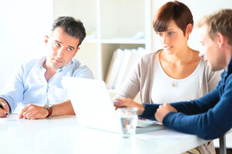 ۵ راه برای مقابله با همکار حسود در محل کار دانستنی.webp