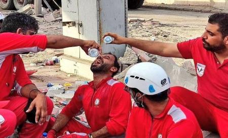 تصویر/ امدادگران زحمت‌کش هلال احمر در هوای گرمی و شرجی بندرعباس