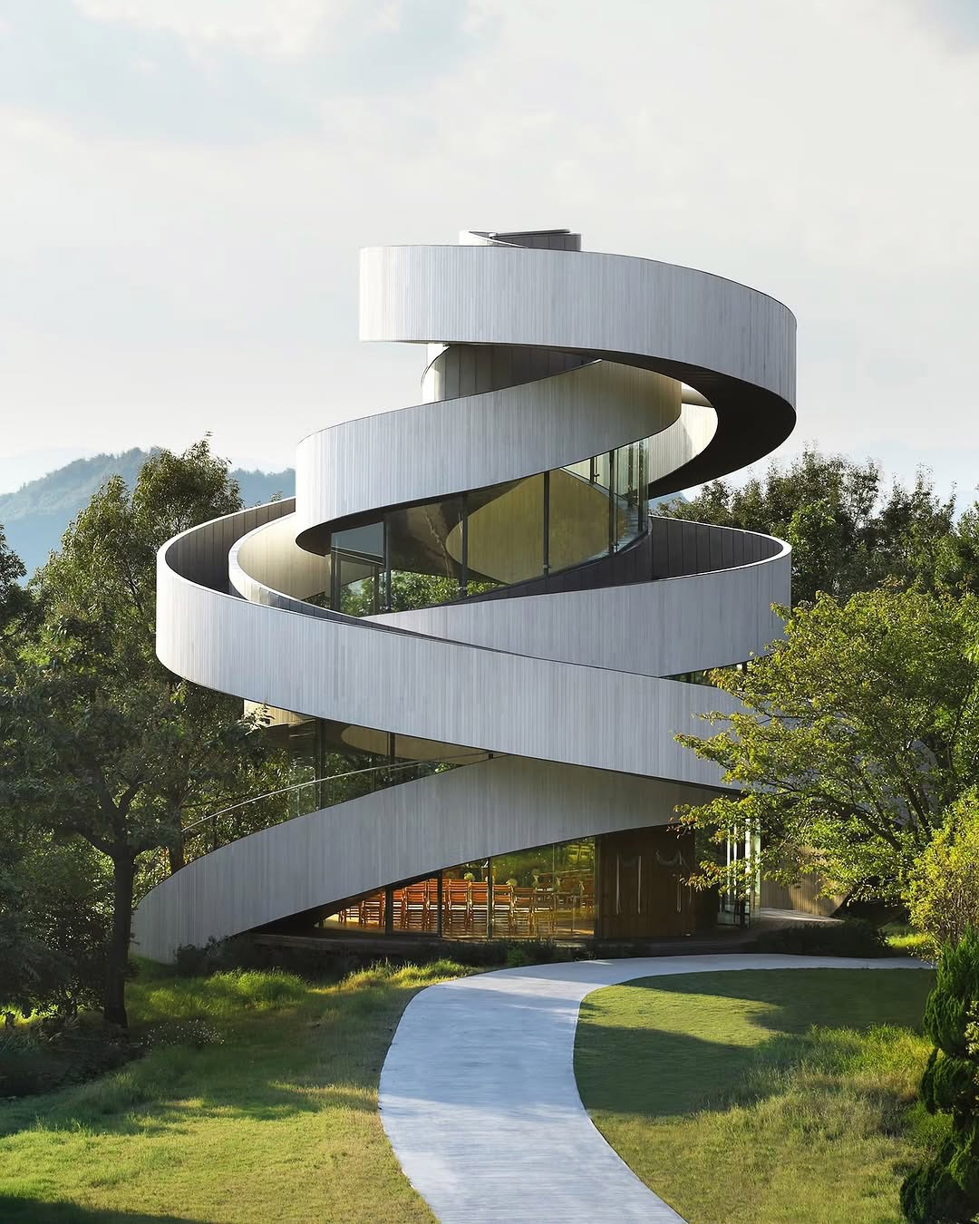 کلیسایی که با درهم تنیدن دو پله ساخته شده است! معماری بی‌نظیر در ژاپن (+عکس)