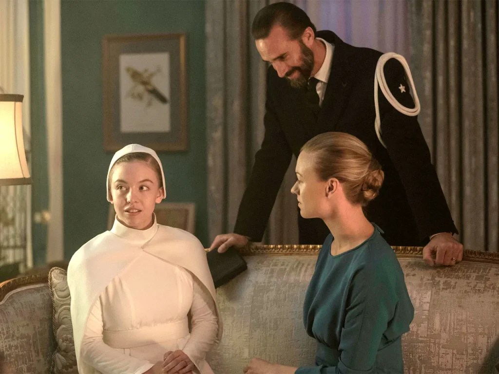 سیدنی سوینی در سریال سرگذشت ندیمه