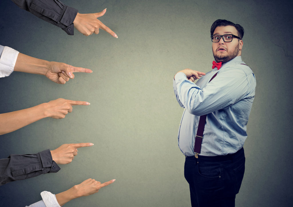 اشاره دست ها به مرد