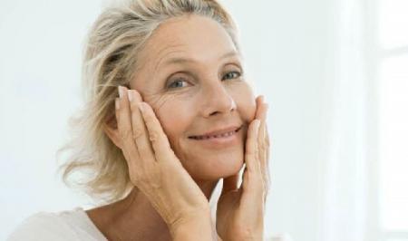 این عادت‌های مخرب را کنار بگذارید تا مسن‌تر از سن خود به نظر نرسید