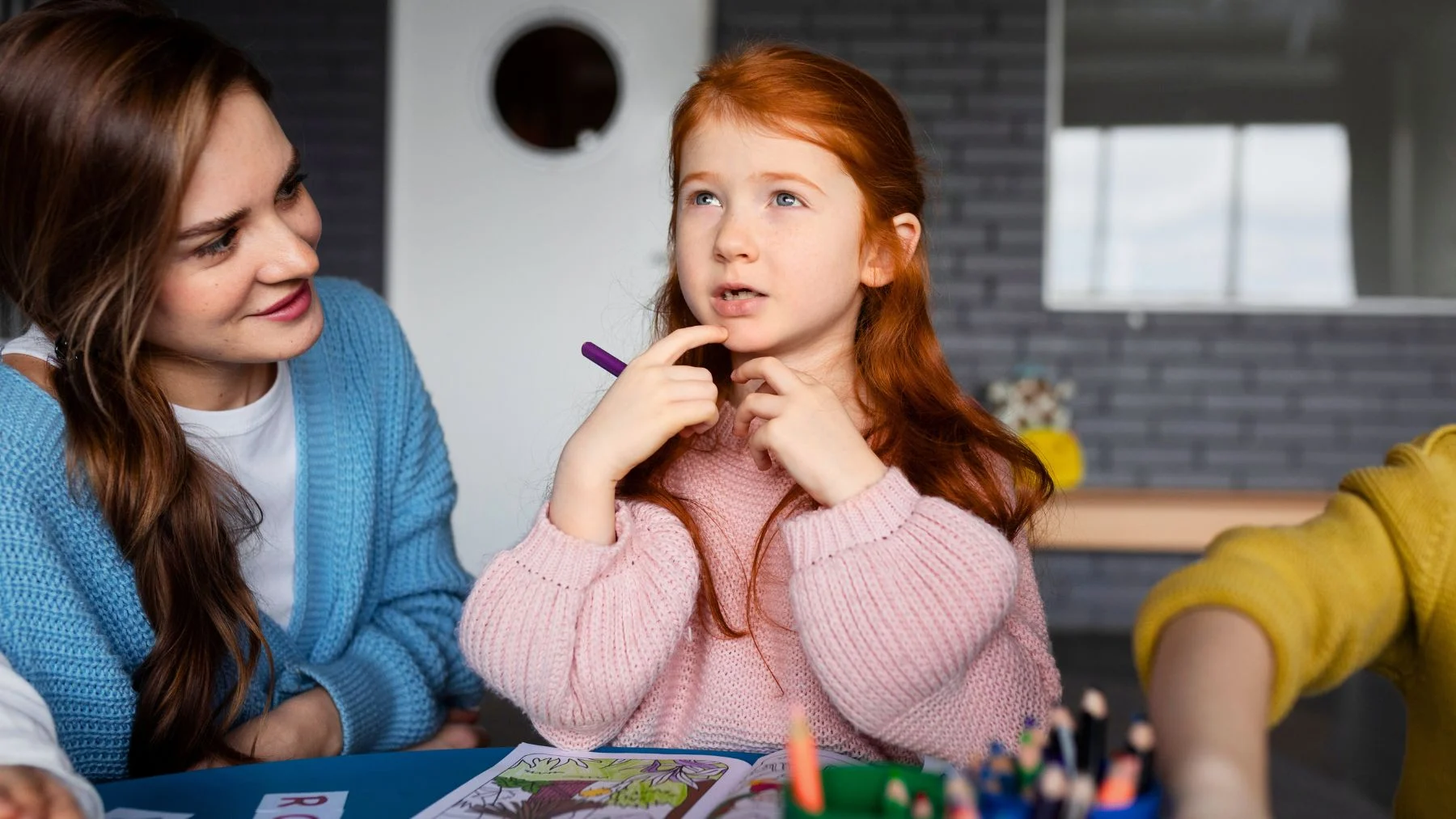 دختر مو قرمز در حال فکر