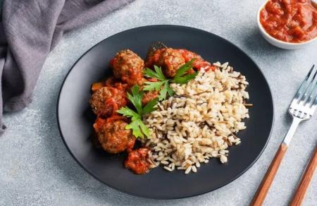 بررسی علمی یک باور: برنج قهوه‌ای مفیدتر از برنج سفید است؟ + جدول تغذیه ای هر پیمانه برنج سفید و قهوه ای