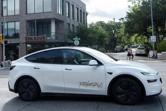 آزمایش روبوتاکسی ایلان ماسک